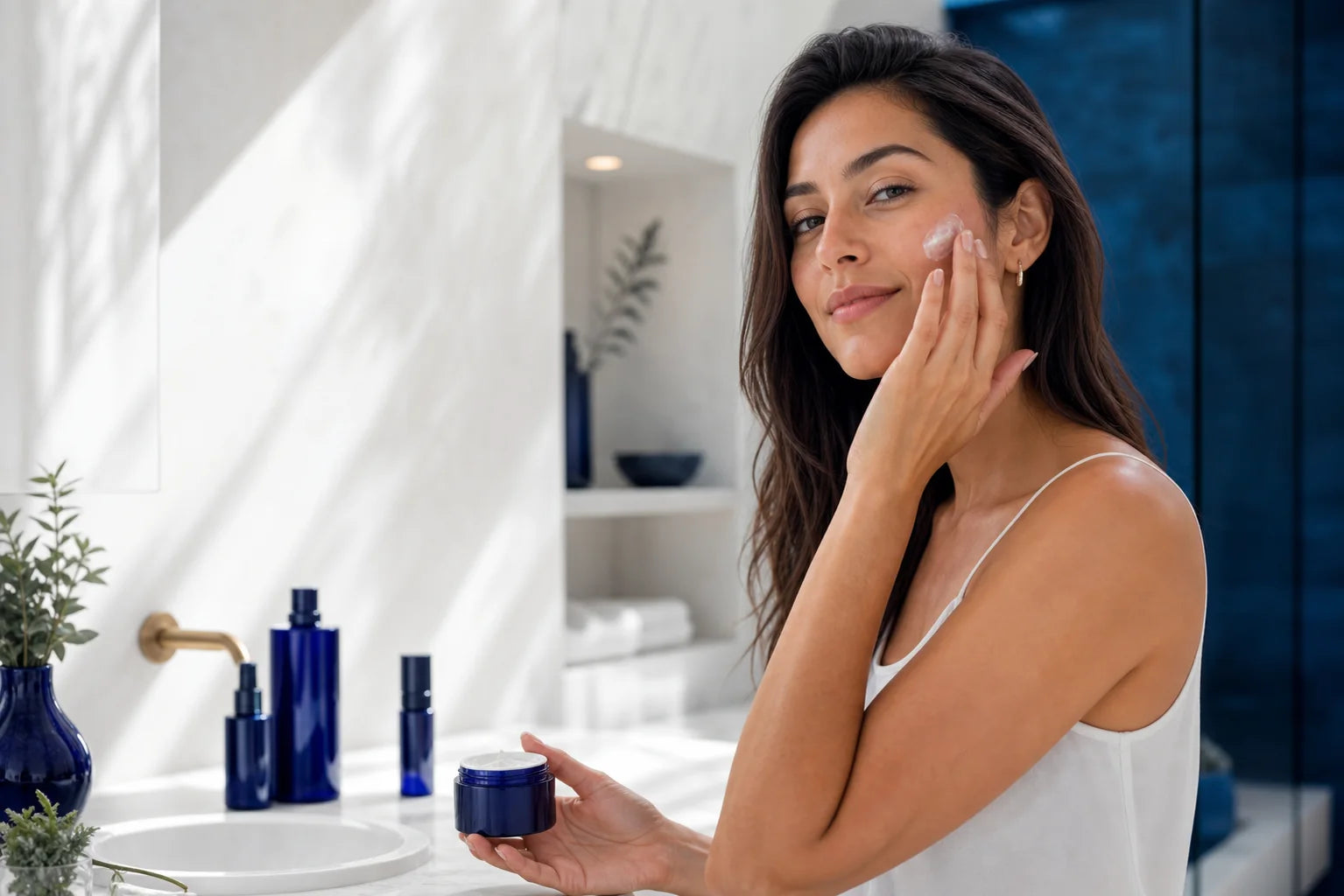 Mujer aplicando su rutina de cuidado facial
